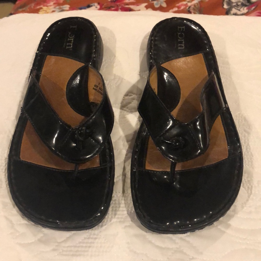 Born black patent sandal’s size 9
